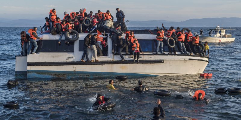 20151030_Syrians_and_Iraq_refugees_arrive_at_Skala_Sykamias_Lesvos_Greece_2