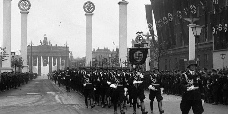 Bundesarchiv_Bild_102-00089,_Berlin,_Parade_zum_50._Geburtstag_Hitlers