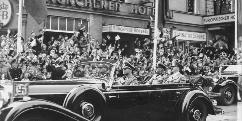 Scherl: Historische Stunden in München
Der Führer und der Duce bei der Fahrt durch die Strassen der Hauptstadt der Bewegung.
29.9.38